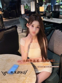 在做的過程中水非常多，也很乾淨，有粉紅色的乳頭和下面