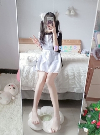 蘿莉學生，皮膚白皙，不抽菸