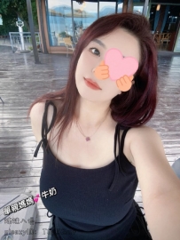 心動姊妹！ 莉娜：162/50/G/34歲 今天穿運動內衣還是溢出來了
